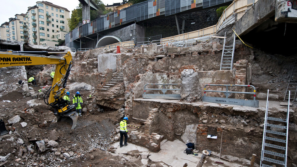 Arkeologiska utgrävningar i ett schakt vid Slussen. Lämningar av gamla trappor syns nere i schakten.