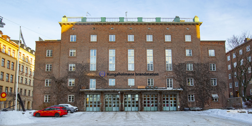 Kungsholmens brandstation med röd tegelfasad, foto.