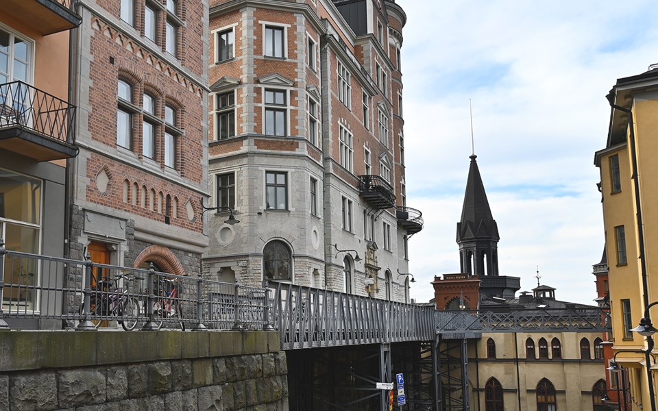 Bild av gångbron på Bellamansgatan.