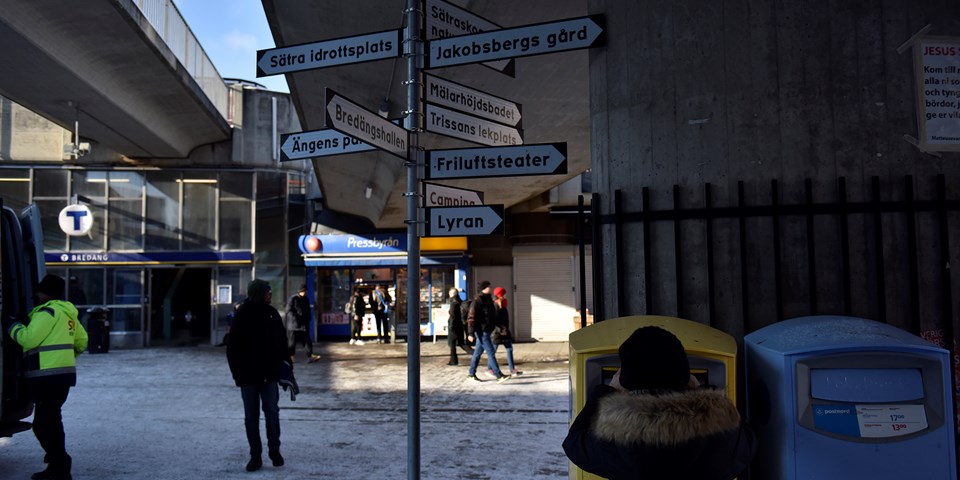 Vägskyltar och brevlådor vid tunnelbanestation Bredäng.