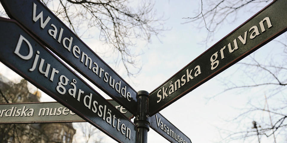 Skyltar som pekar på delvis Djurgården, fotografi.